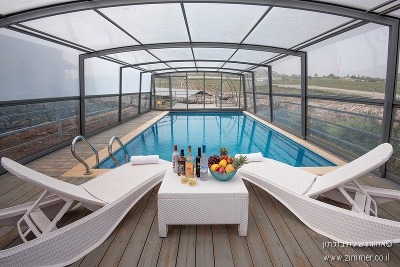 בחצר ובבריכה