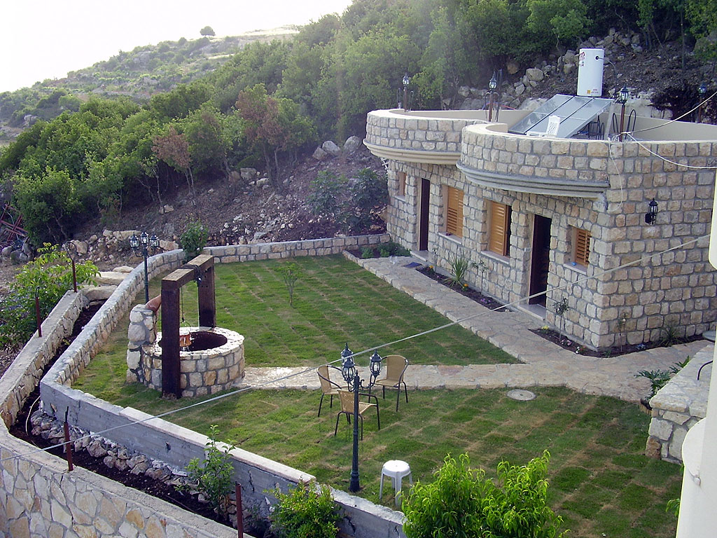 החצר והנוף